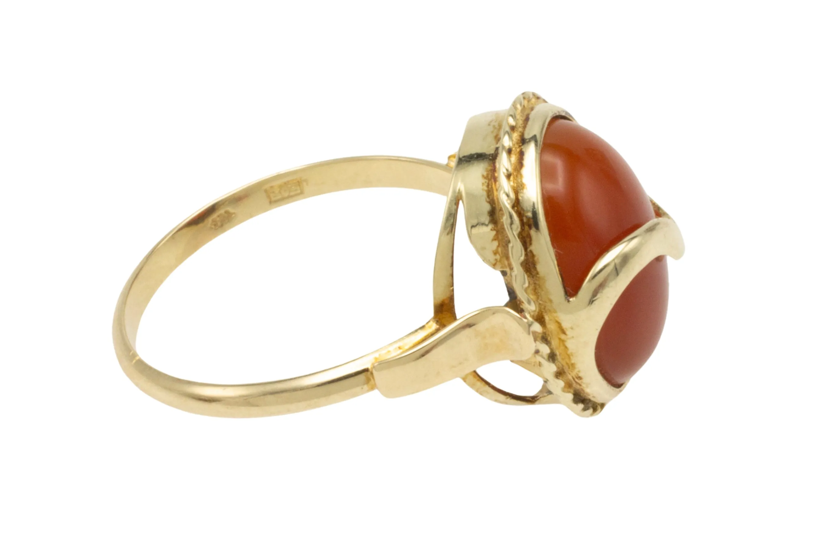 Cabochon carnelian ring in 14 carat gold