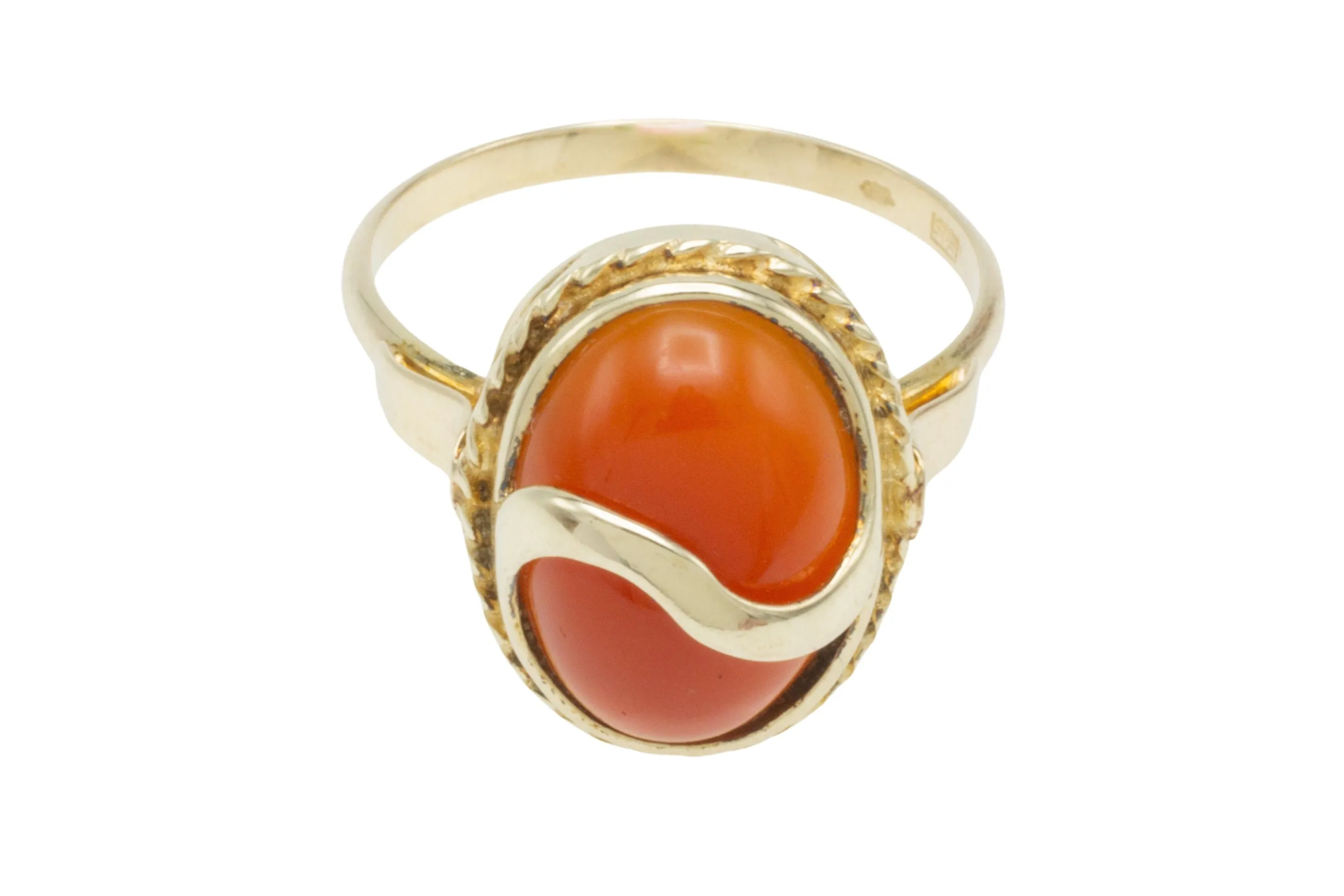 Cabochon carnelian ring in 14 carat gold