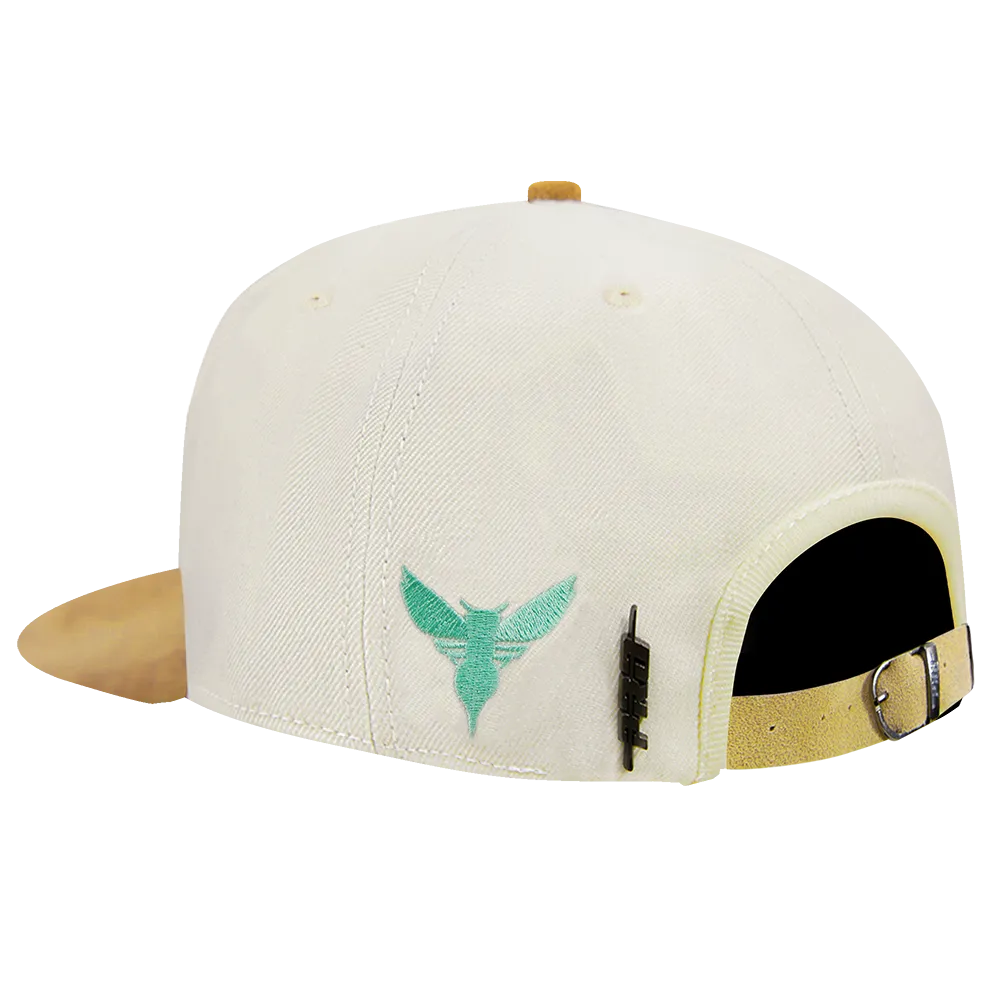 NBA CHARLOTTE HORNETS BUTTER SUEDE SCRIPT STRAPBACK HAT (EGGSHELL/SUEDE)